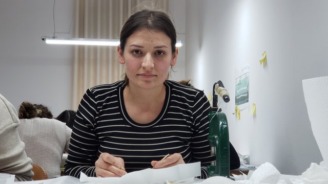 HISTORIA/ Jeta e varfër mes gurëve të çmuar. Valmira, vajza që punon me firmat e luksit në Tiranë