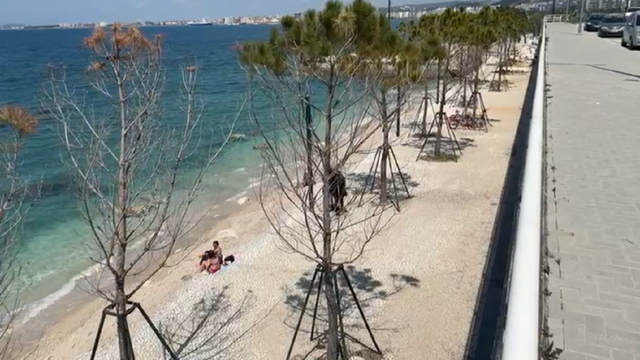FLUKS AUTOMJETESH NË VLORË/ Qytetarët drejt bregdetit për të shijuar motin e ngrohtë