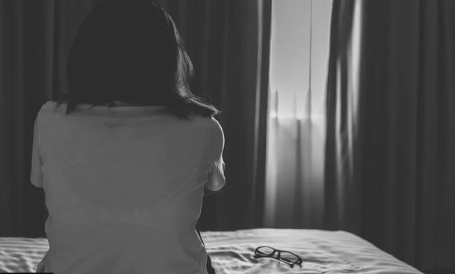 “ÇARÇAFIN ME GJAK IA TREGUAN…”/ E reja rrëfen tmerrin: Më martuan pa dëshirë, bëra testin e virgjërisë…