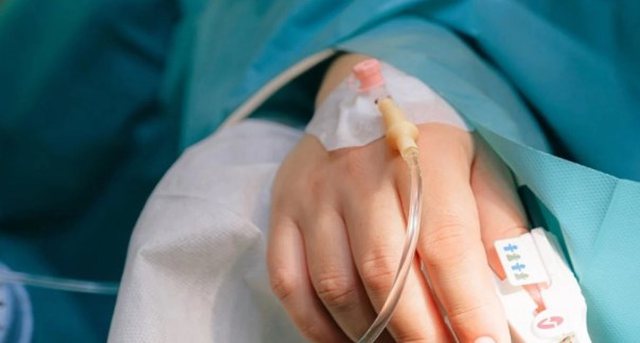 “UNË TAKOJ SHPIRTRA”/ 57-vjeçarja zbulon sëmundjen e rrallë: E shoh veten duke lënë trupin dhe…
