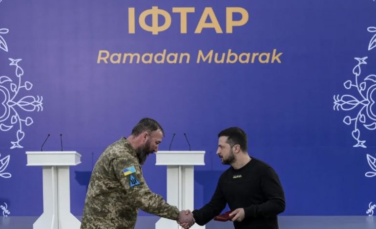 ZELENSKY NDERON TRADITËN MYSLIMANE/ Shtron iftar për ushtarët Ukarainas