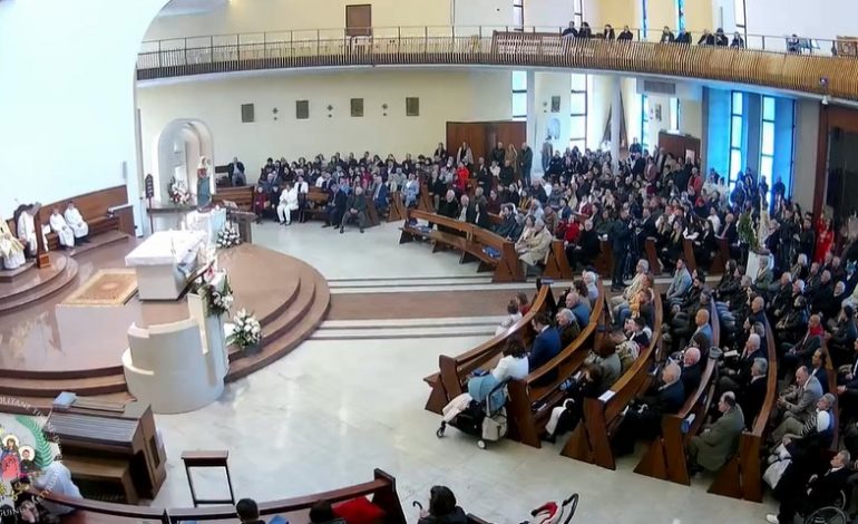 PASHKËT KATOLIKE/ Besimtarët marrin pjesë në meshën në Katedralen e Shën Palit, Imzot Arjan Dodaj: Të fryjë një fllad i ri…