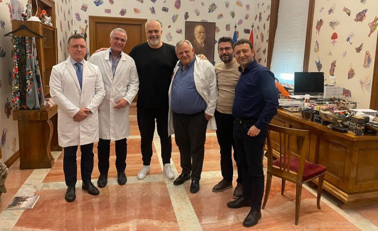 RAMA FTON NË PODCAST STAFIN MJEKËSOR QË I HOQËN APPENDESITIN/ I bëjnë dhuratë çipin që tregon të gjithë operacionin
