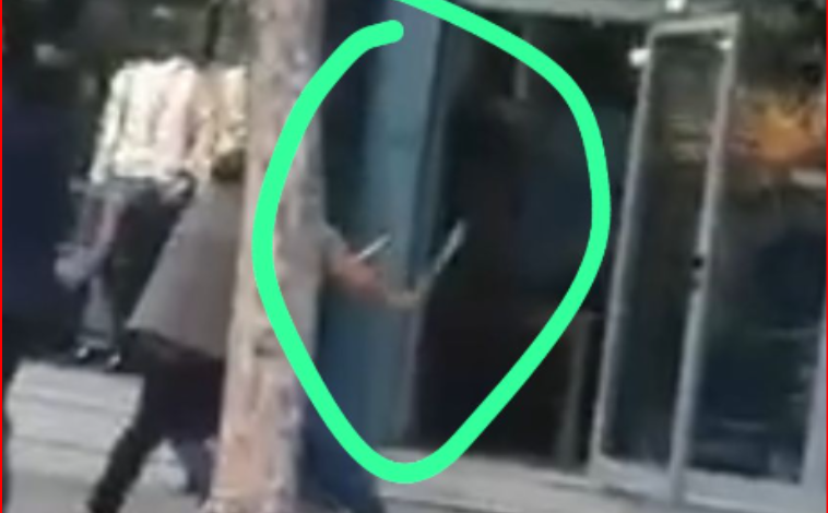 NUK I LANË TË FUTEN BRENDA/ Tre të dehur përleshen me thika me pronarët e fast-food-it në Pogradec (VIDEO)