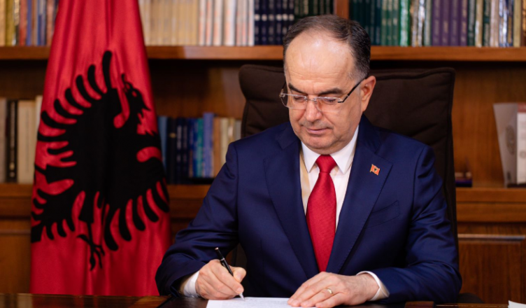 RRËMBEU “ÇMIMIN ARTISTJA E VITIT”/ Presidenti Begaj uron Ermonela Jaho: Ambasadore e shkëlqyer e Shqipërisë në botë