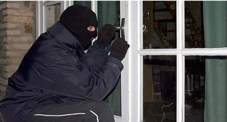 MARRIN MILIONA LEKË DHE FLORI/ Dy persona të armatosur grabisin një banesë në Lushnjë