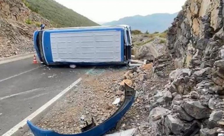 DALIN PAMJE NGA VENDNGJARJA/ Si doli nga rruga furgoni me nxënës në Bulqizë dhe ra në greminë