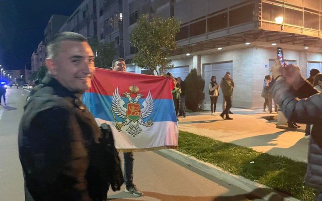 ZGJEDHJET/ Humb Gjukanoviç në Mal të Zi. Proserbët në delir: Kosova është Serbi para ambasadës së BE