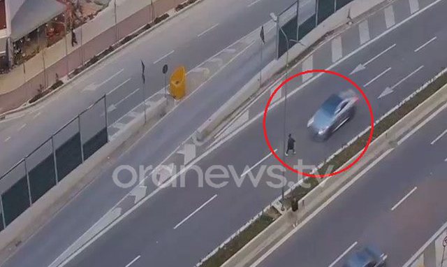 PAMJET/ Tentoi të kalonte rrugën me vrap, ja momenti kur makina hedh disa metra tutje viktimën