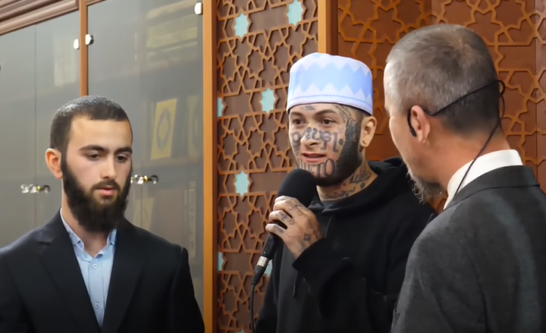 “DUA TË BËJ NJË JETË…”/ Amerikani konvertohet në mysliman në xhaminë e Tiranës