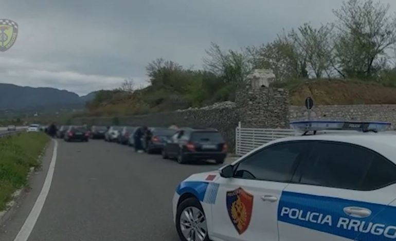 ORGANIZUAN GARA SHPEJTËSIE NË MULLET/ Policia shoqëron 11 drejtues mjetesh, gjoba deri në 400 mijë lekë