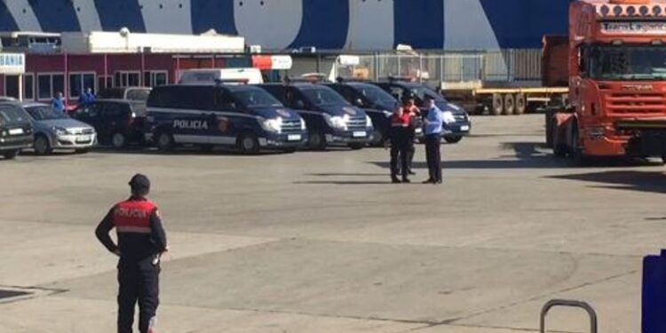 DETAJET/ Gjenden 8 armë zjarri në një furgon në Portin e Durrësit, sekuestrohen. Shoqërohet shoferi