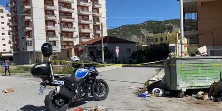 VLORË/ Gjendet një kallashnikov në një kosh mbeturinash, dyshohet të jetë përdorur për ngjarje kriminale