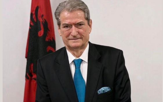 FESTA E PASHKËVE/ Berisha uron besimtarët katolikë: T’i lutemi Zotit që të bekojë Shqipërinë për rivendosjen e pluralizmit