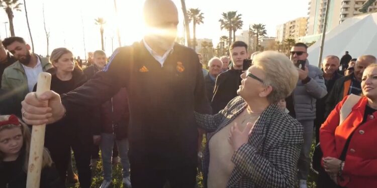 “30 VJET KAM VOTUAR PD”/ Qytetarja-Ramës: Erdha me vrap, ta mbjellim pemën bashkë! S’ka rëndësi blu apo…