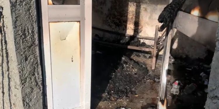 E PAZAKONTË/ 68-vjeçari i vendos flakën shtëpisë së tij në Vlorë dhe largohet