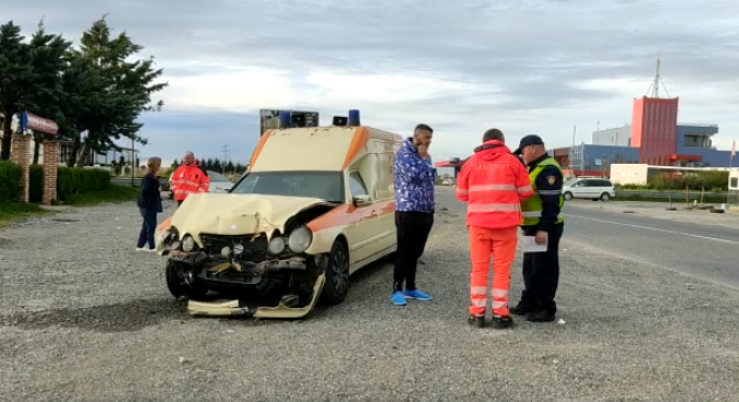 AKSIDENT NË LEZHË/ Ambulanca përplaset me “Ford”-in, një person i plagosur