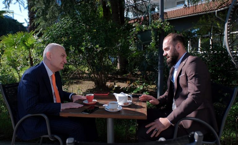 “GËZUAR TË GJITHË SHQIPTARËVE…”/ Meta uron Fiter Bajramin dhe ndan foton me imamin