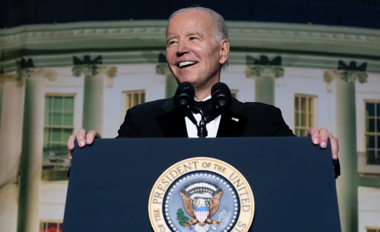 “ATA THONË SE JAM I LASHTË”/ Biden humor e ironi në darkën e gazetarëve në Shtëpinë e Bardhë