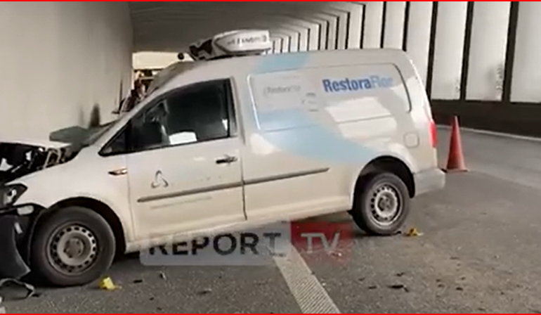AKSIDENT NË RRUGËN TIRANË-ELBASAN/ Mjeti tip ‘volkswagen’ përplaset me trajlerin! Plagoset… (PAMJET)