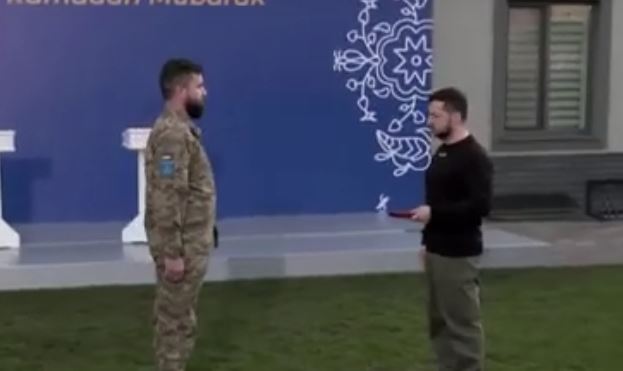 FALËNDERIMI PËR SAKRIFICËN/ Zelenski shtron iftar për luftëtarët myslimanë, iu jep medalje nderi