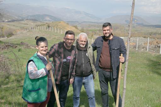 PAMJET/ Kandidati i PS Erion Isai bën për vete kundërshtarët, mbjell pemë bashkë me kryetarin e PD