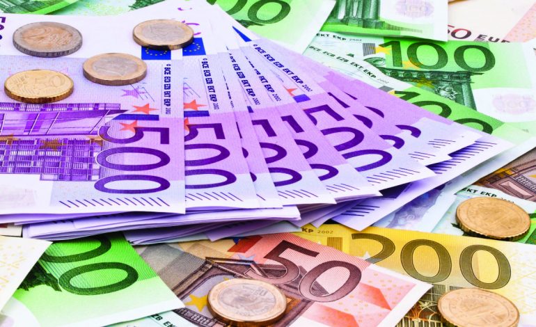 “NË PRITJE TË ZGJEDHJEVE”/ Rënia e euros prek tjetër rekord historik, kursi po “rrokulliset” drejt 110 lekëve