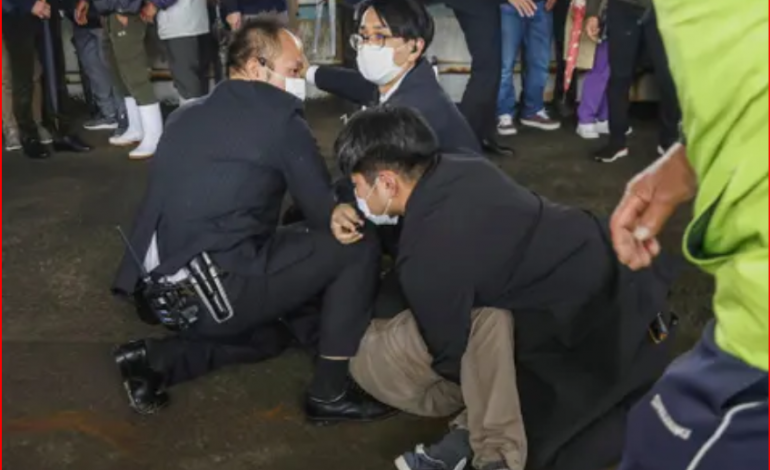 ÇFARË NDODHI? Kryeministri i Japonisë, Fumio Kishida sulmohet gjatë fjalimit