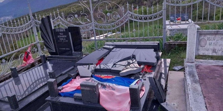 SHKATËRROHET VARRI I FATMIR HAKLAJT/ Reagon e motra: Dhe të vdekur ua keni frikën se mos çohen