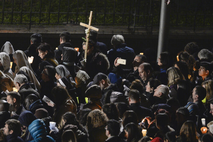 PROBLEMET SHËNDETËSORE DHE MOTI I FTOHTË/ Papa Françesku, nuk merr pjesë në procesionin tradicional të së Premtes së Mirë