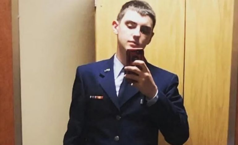 AKUZOHET PËR NXJERRJEN E INFORMACIONEVE SEKRETE TË PENTAGONIT/ Si e zbuloi FBI-ja 21-vjeçarin. Po hetohet nëse ka…