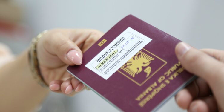 SHTETËSIA SHQIPTARE MË LEHTË PËR TË HUAJT/ Fëmijët e lindur në Shqipëri pajisen menjëherë me kombësi