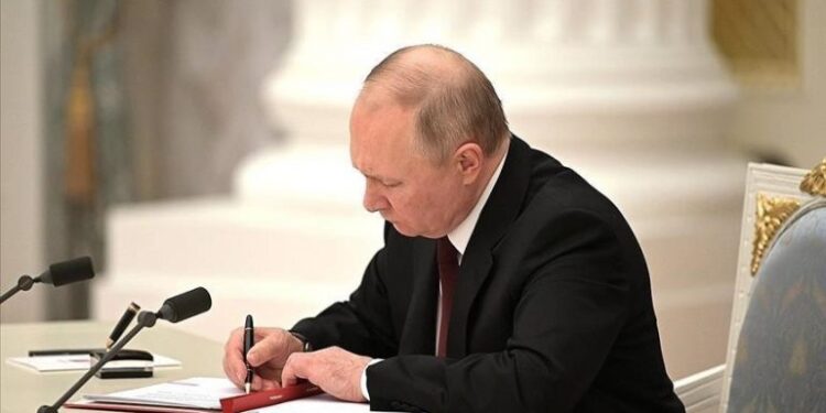 RUSI/ Tradhtia e lartë do të dënohet me burgim të përjetshëm, Putin nënshkruan ligjin