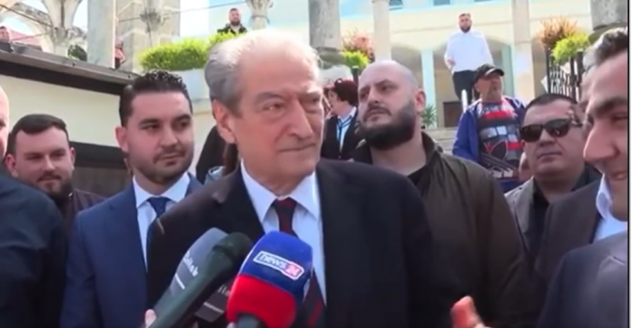 VIDEOLAJM/ Gafa e Sali Berishës në Kavajë, nuk njeh as kandidatin e tij