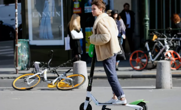 SIGURIA RRUGORE/ Parisi ndalon marrjen me qira të skuterëve elektrikë