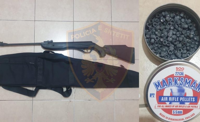 E PËSON KEQ/ Tentoi të kalonte kufirin me armë në makinë, arrestohet 41-vjeçari në Has