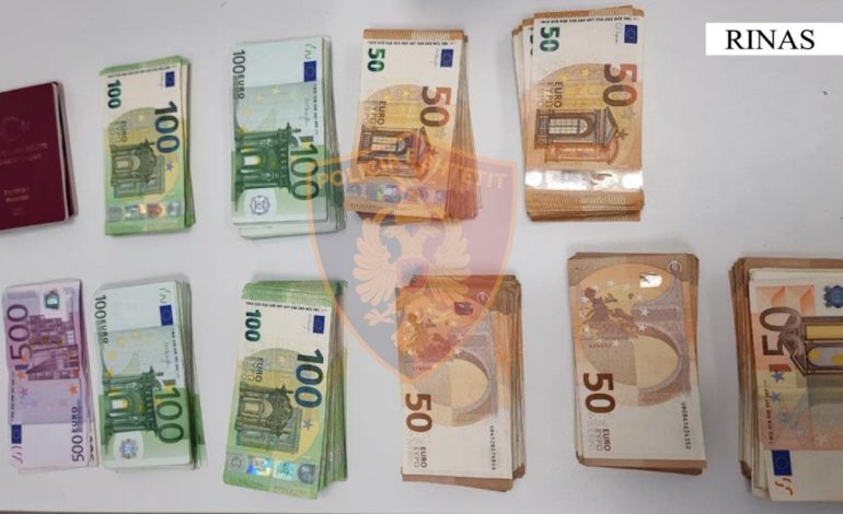 NUK I DEKLARUAN NË KUFI/ Policia në Rinas i sekuestron mbi 47 mijë euro dy shtetasve turq