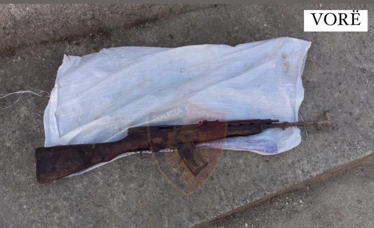 EMRI/ Mbante armë zjarri dhe municion luftarak në banesë, arrestohet 57-vjeçari në Vorë