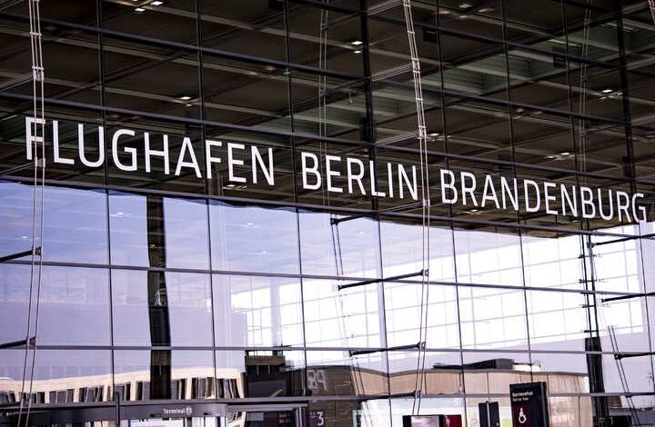 I REFUZOHET HYRJA PËR NË GJERMANI/ 31-vjeçari shqiptar ‘rebelohet’ në aeroportin e Berlinit, sulmon policët dhe…