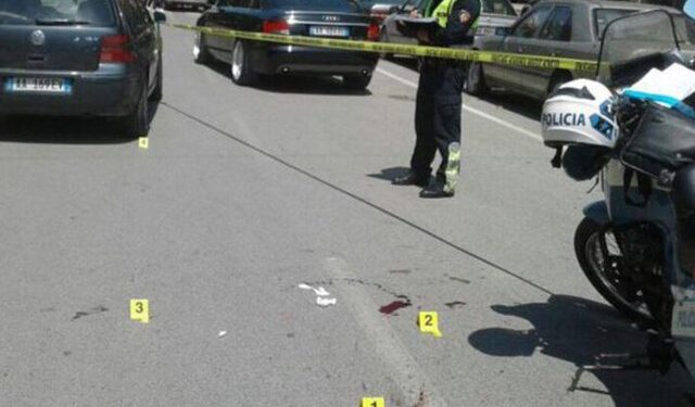 TJETËR AKSIDENT/ Makina përplas 25 vjeçaren në Durrës dhe largohet. Policia në vendngjarje