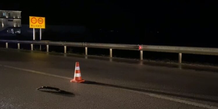 TJETËR AKSIDENT ME VDEKJE NË VEND/ Makina përplas motorin në Durrës dhe largohet nga vendngjarja