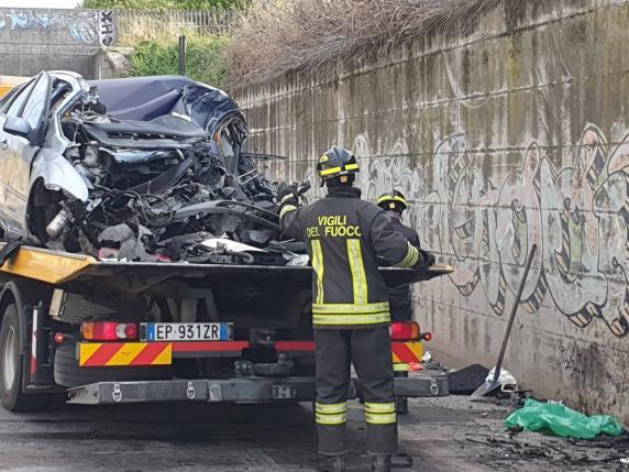 AKSIDENT TRAGJIK NË ITALI/ Makina përplaset me kamionin, humb jetën 20-vjeçari shqiptar (EMRI)