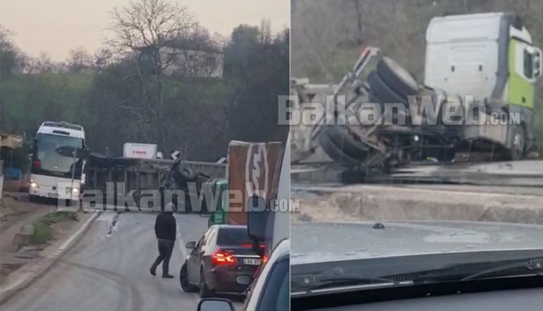 AKSIDENT I FRIKSHËM/ Përmbyset automjeti i tonazhit të rëndë në aksin Përrenjas -Librazhd, paralizohet qarkullimi