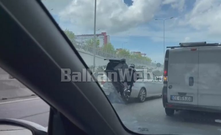 SHKAKTOI AKSIDENTIN E FRIKSHËM DJE NË TIRANË/ Arrestohet 22-vjeçari pas denoncimit të së resë që e përndiqte dhe…