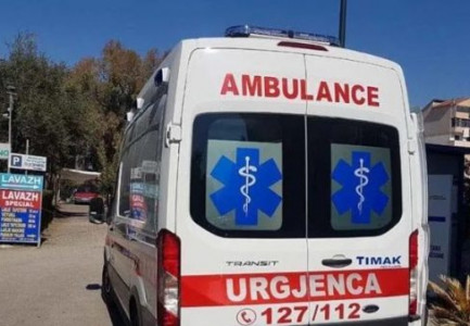 AKSIDENT NË TIRANË/ Makina përplas këmbësoren, 50-vjeçarja dërgohet me urgjencë në spital