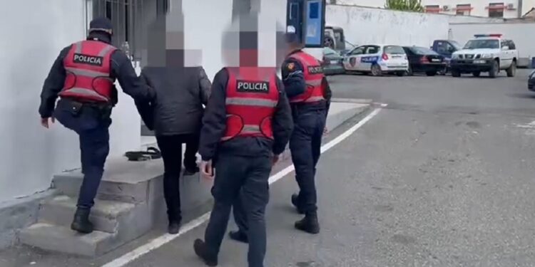 TENDERI PËR DRUTË/ Detajet: Babë e bir kontaktuan 2 persona me rekorde kriminale që të kërcënonin biznesmenin