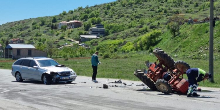 AKSIDENT NË TAPIZË/ Makina përplaset me mjetin bujqësor, shoferi…