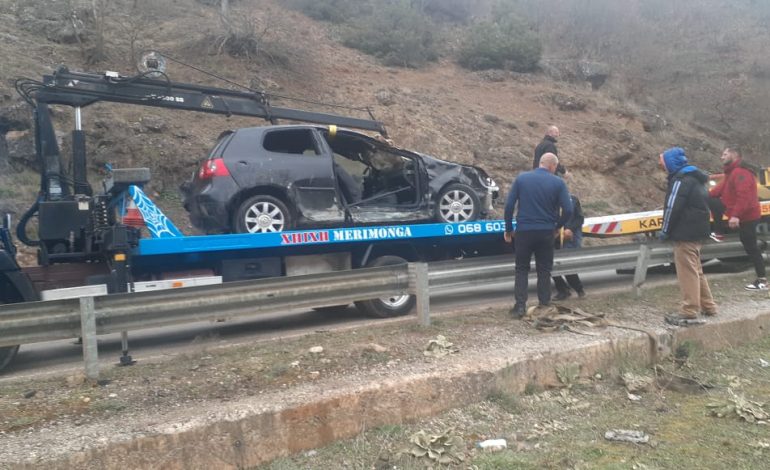 AKSIDENTI ME DY VIKTIMA NË LIBRAZHD/ Ja momenti kur automjeti nxirret nga përroi (VIDEO)