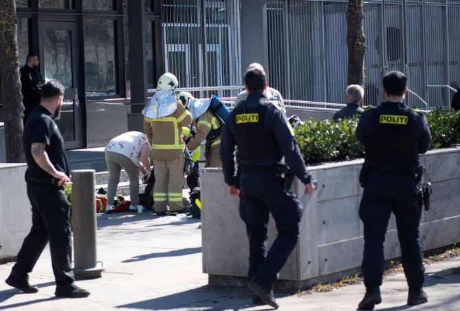 E RËNDË NË KOPENHAGEN/ 18-vjeçari danez i vë flakën vetes para ambasadës amerikane