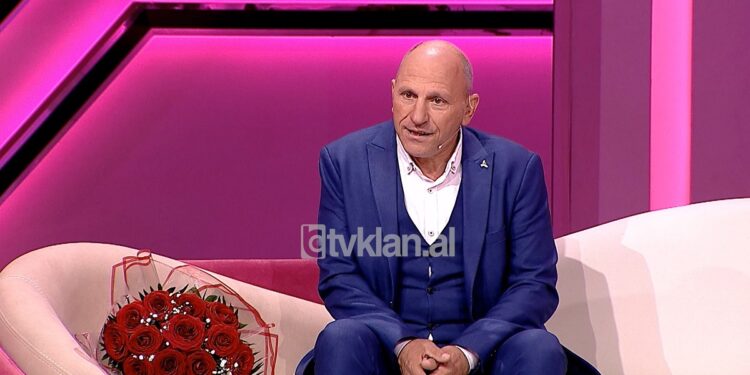 HISTORIA E VEÇANTË E DASHURISË ME SHIKIM TË PARË/ Kalimtarja i ‘vodhi’ zemrën ushtarit, fati i ritakon 3 vjet më vonë
